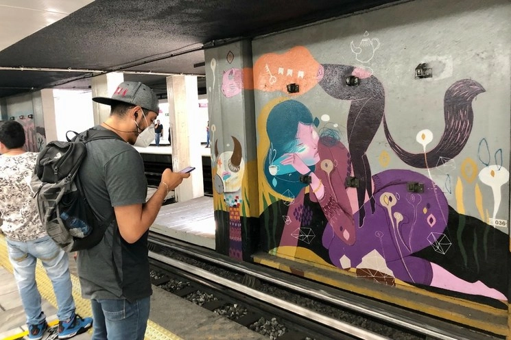 Un joven usa su celular mientras espera en el andén de la estación Salto del Agua de la Línea 1 del Metro capitalino. Foto Roberto García Ortiz