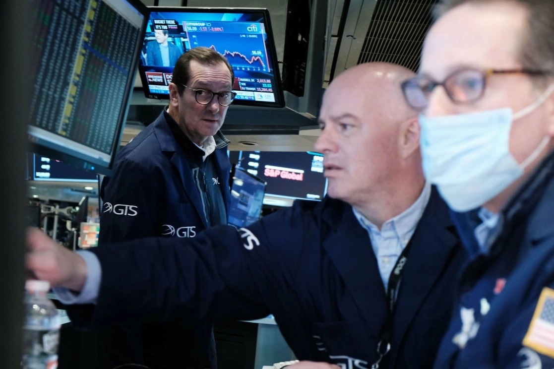 La bolsa de NY cerró con pérdidas el viernes a pesar de un informe de empleo positivo, ya que la guerra en Ucrania sigue preocupando a los inversores. Foto Afp
