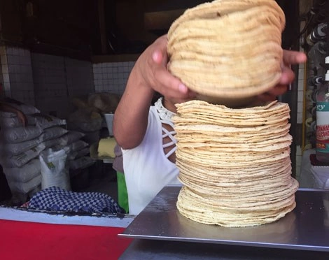 Los incrementos de precios se dan en tortilla, huevo, jitomate, leche, carne de res y pollo. Productores señalaron que algunas de las razones son: mayor demanda, especulación e incremento del dólar, el cual ha impactado la importación de algunos insumos. Foto Guillermo Sologuren / Archivo