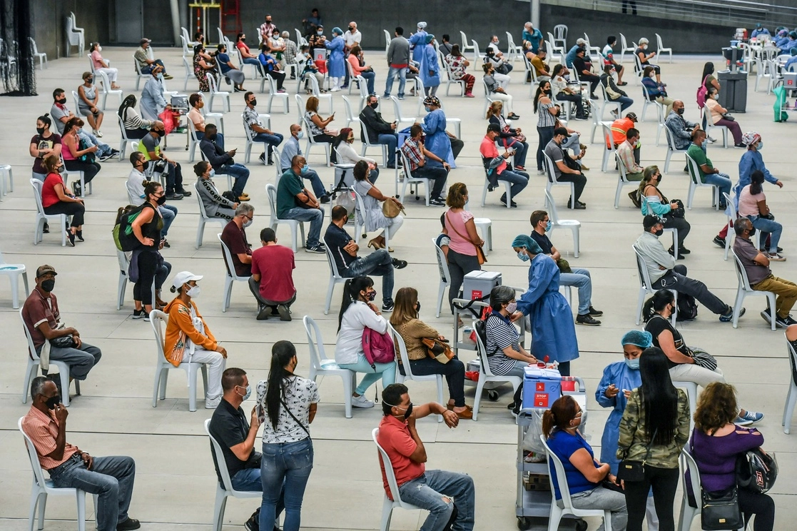 Colombia es el país con la mayor tasa de infecciones en Sudamérica. En la imagen, personas mayores de 50 años esperan para recibir la vacuna contra el coronavirus en Medellín, el 1 de junio de 2021. Foto Afp 