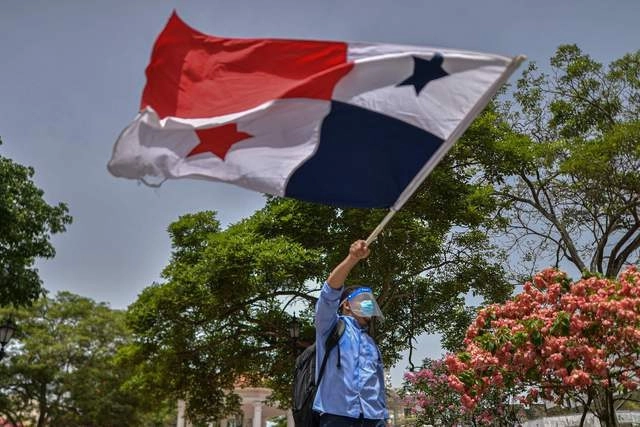 Universitario ondea una bandera de Panamá durante una protesta frente al Palacio Presidencial. Foto Afp

