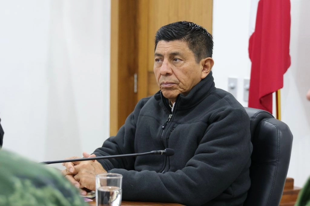 El gobernador de Oaxaca, Salomón Jara, durante una mesa sobre el tema de seguridad el 3 de diciembre pasado en el palacio de gobierno de esta entidad. Foto tomada de redes sociales




