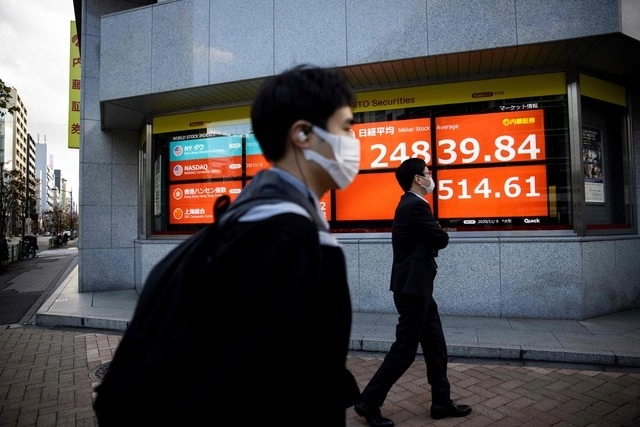 En Asia, el índice estrella Nikkei de la bolsa de Tokio cerró en fuerte alza de 2.12 por ciento, un nivel que no se veía desde 1991. La imagen, hoy en la capital japonesa. Foto Afp