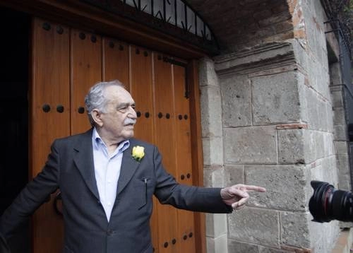 Gabriel García Márquez salió de su casa para escuchar 'Las Mañanitas' que entonaron reporteros y lectores en su cumpleaños 87. Foto Yazmín Ortega Cortés/ Archivo La Jornada