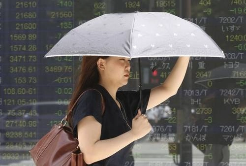 Las acciones asiáticas se desplomaron el miércoles,  mientras que el oro y el petróleo subían con fuerza. Foto Ap