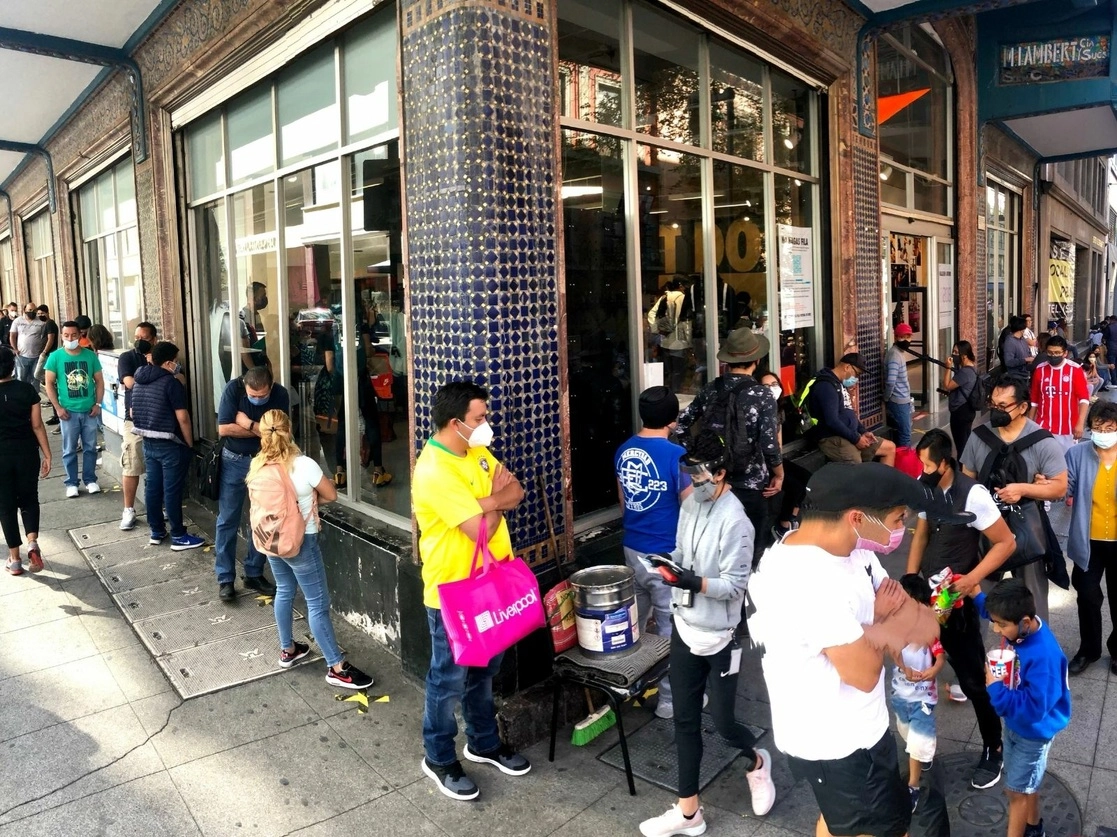 En el Centro Histórico de la Ciudad de México se observan filas de personas a la espera de entrar a algún comercio y aprovechar promociones de El Buen Fin, el pasado 16 de noviembre de 2020. Foto Luis Castillo