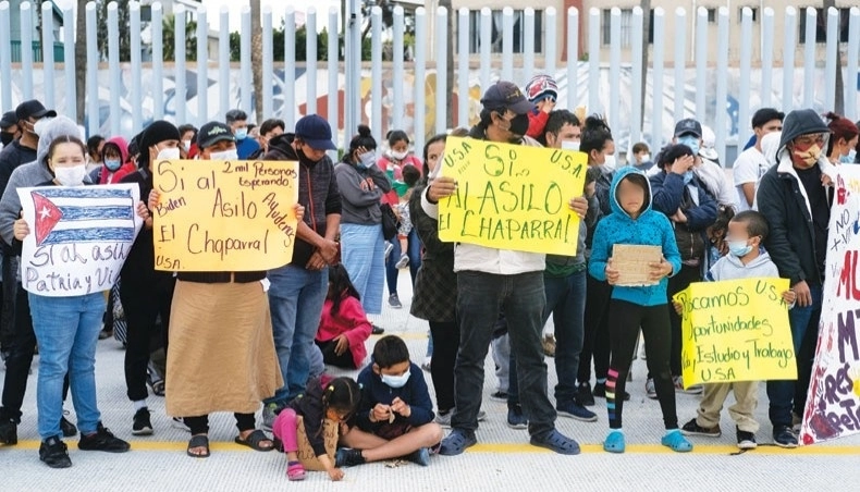 Migrantes en Tijuana piden al gobierno de Estados Unidos les permita comenzar el proceso de búsqueda de asilo en ese país. Foto Afp / Archivo