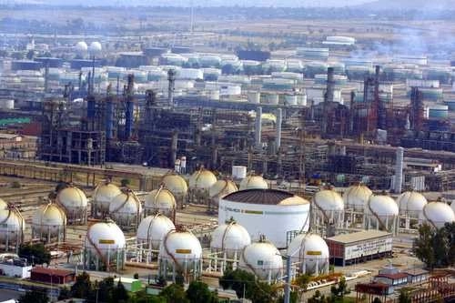 En comparativos anuales, el ingreso petrolero de Pemex aumentó 31.8%, pero los del gobierno federal cayeron 83%, en parte porque esta administración ha ido reduciendo el gravoso esquema fiscal sobre el principal contribuyente del país. En la imagen de archivo, la refinería de Tula. Foto Alfredo Domínguez