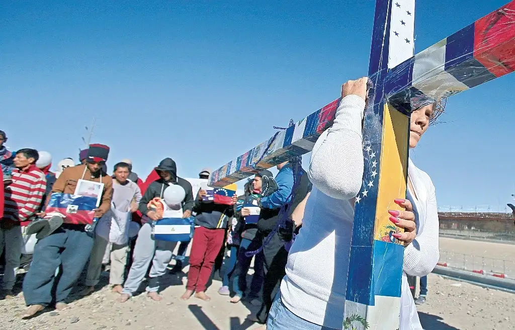 Migrantes y colectivos de Ciudad Juárez, Chihuahua, realizaron el llamado ‘Viacrucis ponte en mis zapatos’, una marcha con los pies descalzos cerca del río Bravo, donde se alza el muro fronterizo. Foto Ap