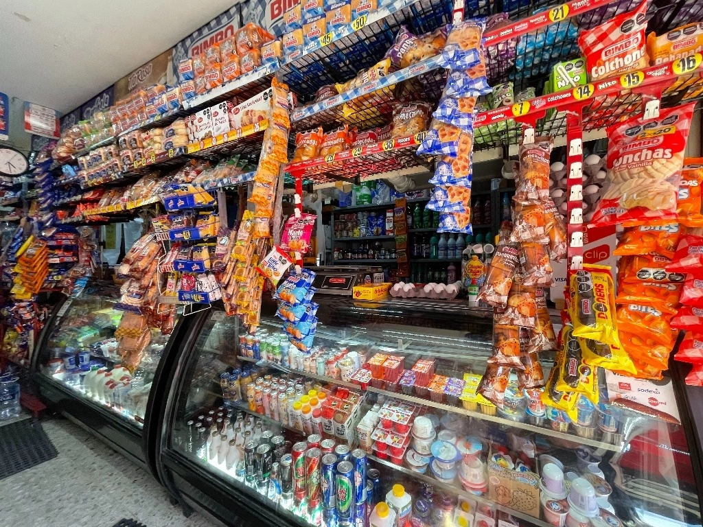 El cambio en el gasto en alimentos que privilegia a los procesados puede atribuirse a que suelen ser más baratos. Foto Yazmín Ortega Cortés 