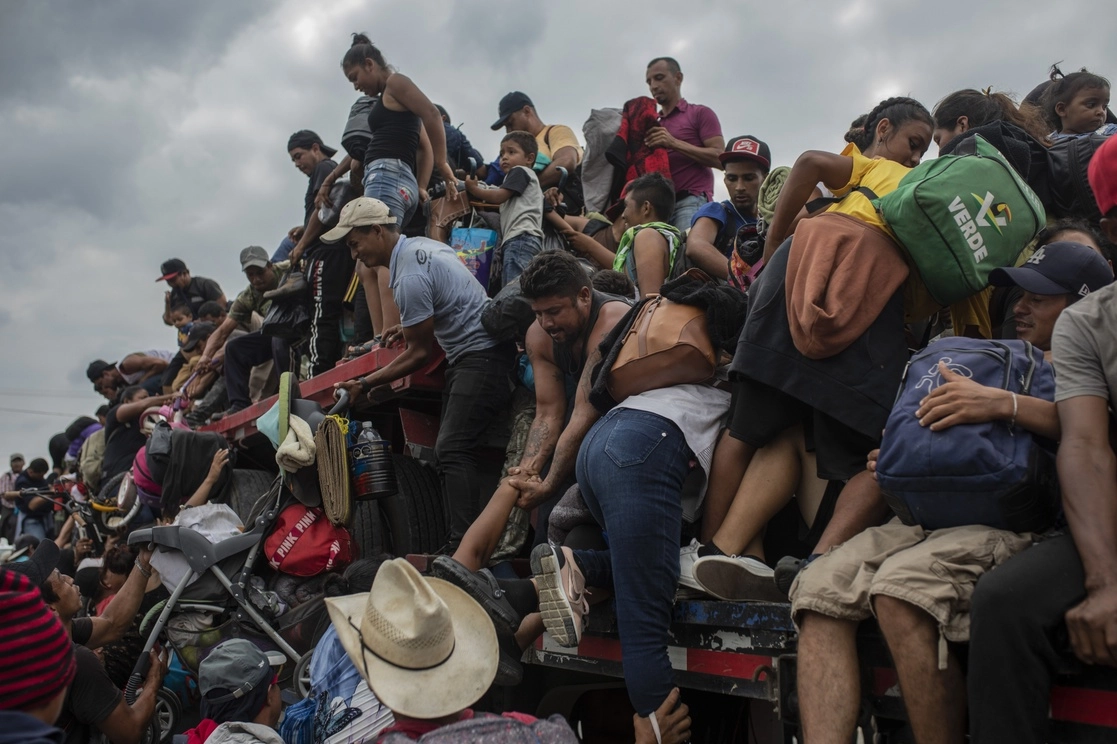 Centroamericanos abordan un tráiler al continuar su periplo por Veracruz rumbo a la frontera de México y Estados Unidos, el 17 de noviembre de 2021. Foto Ap