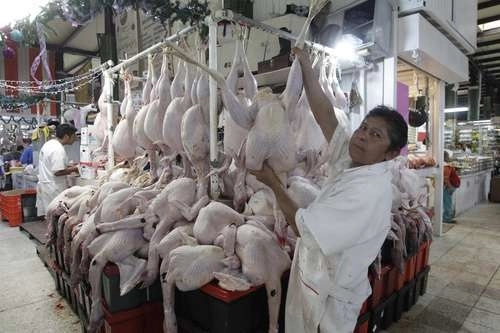 En el mercado de San Juan, en el Centro Histórico, donde capitalinos y visitantes realizan las compras para la cena de Fin de Año. Foto Yazmín Ortega Cortés / Archivo