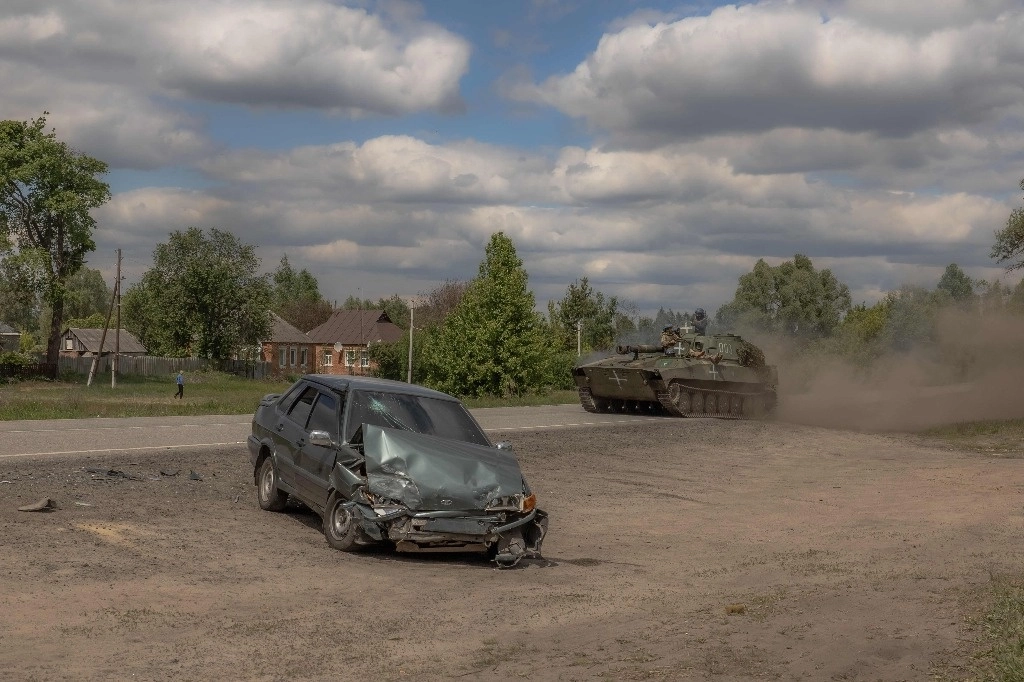 Invasión rusa en una carretera en el distrito de Vovchansk, región de Kharkiv, el 12 de mayo de 2024. Foto Afp