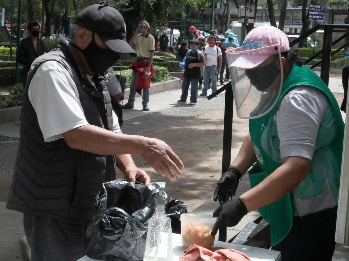 Según el Banco Mundial, en México se pierden o se desperdician hasta 34 por ciento de los alimentos que se producen, equivalentes a 20 millones de toneladas, las cuales tienen un valor superior a 490 mil millones de pesos. En la imagen, personal de la Secretaria del Gobierno de la CDMX ofrece alimentos de forma gratuita a quien los solicite en el parque de los Venados, el pasado mes de agosto de 2020. Foto José Antonio López / Archivo