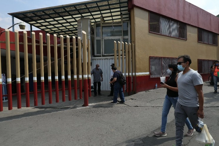 Personas caminan a las afueras del Hospital General de México el pasado 08 de abril de 2020. Foto Yazmín Ortega