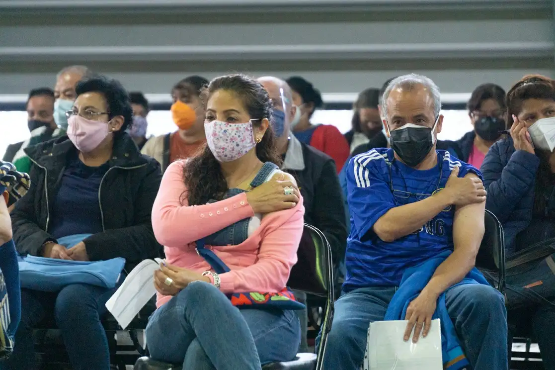 Aspecto de la jornada de vacunación en el Palacio de los Deportes. La Ssa asegura que la inoculación está funcionando para detener la cifra de fallecimientos por el nuevo coronavirus. Foto Pablo Ramos