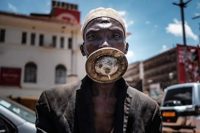 Un hombre con una máscara hechiza contra el coronavirus en Kampala, Uganda. Foto Afp 