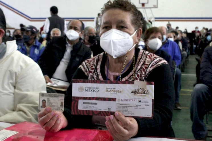 Durante la entrega de tarjetas de pensión a adultos mayores, en Veracruz. Foto Cuartoscuro / Archivo 