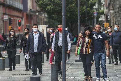 Pese a que la Ciudad de México aún se encuentra en semáforo epidemiológico color rojo por la pandemia de coronavirus, muchos capitalinos decidieron salir a las calles y retomar las actividades cotidianas que realizaban antes de la emergencia sanitaria. En esta imagen, aspecto de la nueva normalidad en calles del Centro Histórico. Foto Yazmín Ortega Cortés