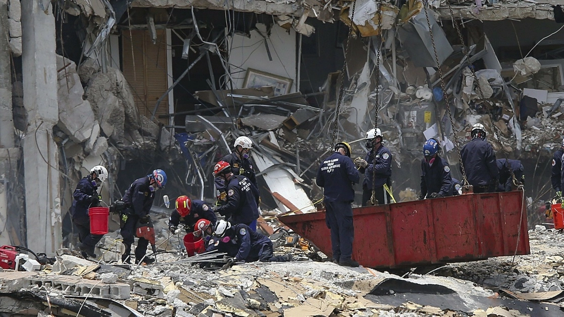 Rescatistas buscan sobrevivientes entre los escombros del edificio que se derrumbó esta semana en Florida. Foto Ap