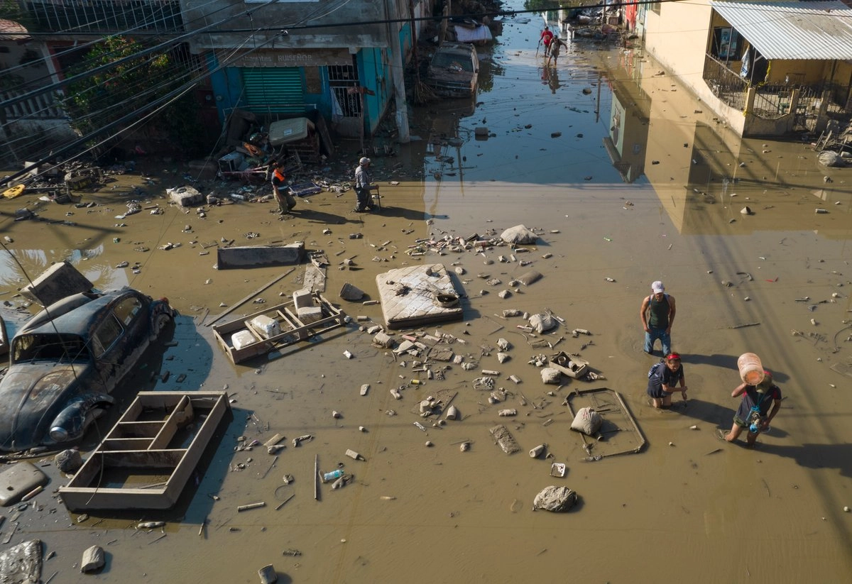 Afectaciones en la colonia Gaviotas, en Poza Rica, Veracruz, tras desbordarse el río Cazones. Imagen del 16 de octubre de 2025. Foto 