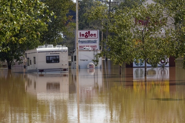 Continuaban activas tres alertas de inundaciones repentinas en el
oeste de Carolina del Norte ante el riesgo de ruptura de represas, informó el
Servicio Meteorológico Nacional. Foto Ap