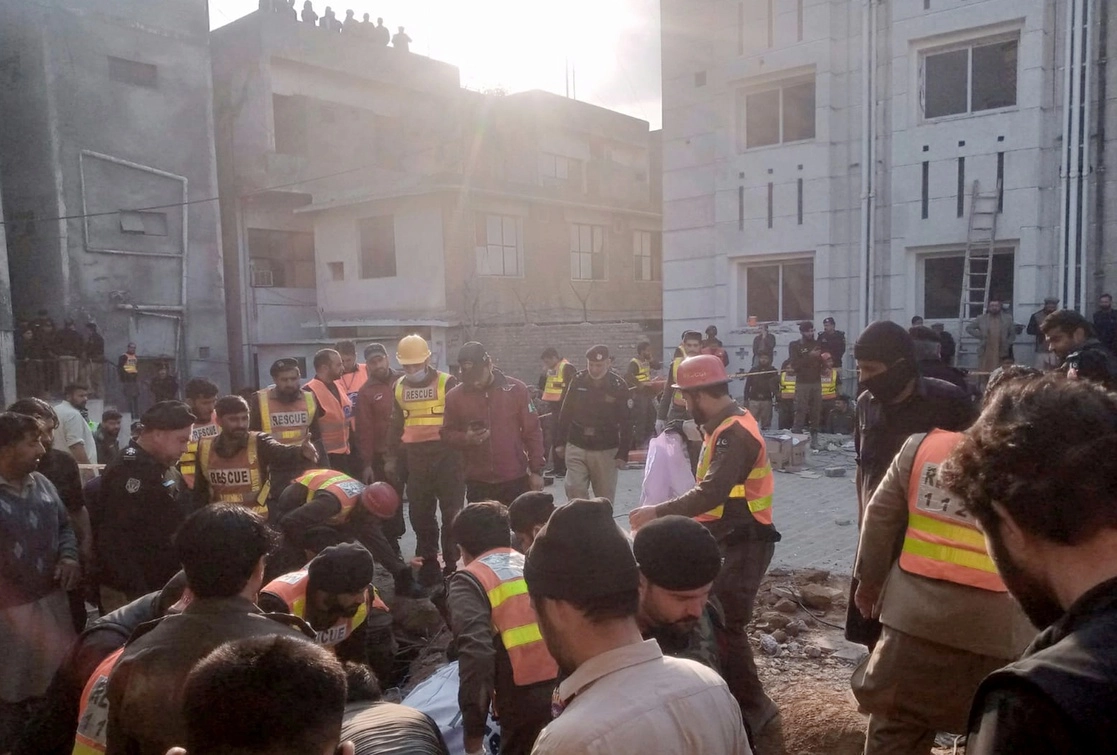 Rescatistas buscan víctimas tras el atentado de ayer en una mezquita en Peshawar, al noroeste de Pakistán. Foto Xinhua