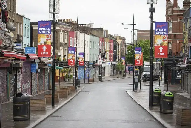 El número oficial de muertos por la pandemia de coronavirus en el Reino Unido aumentó a 26 mil 97. La imagen, en una calle desierta de Londres. Foto Ap