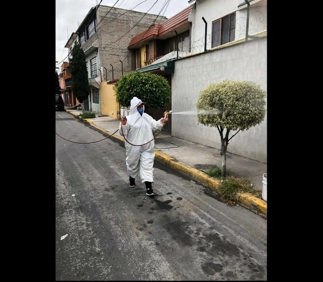 Trabajadores de la Dirección de Servicios Públicos de Nezahualcóyotl realizan sanitizaciones en calles del municipio. Foto Twitter @GobNeza