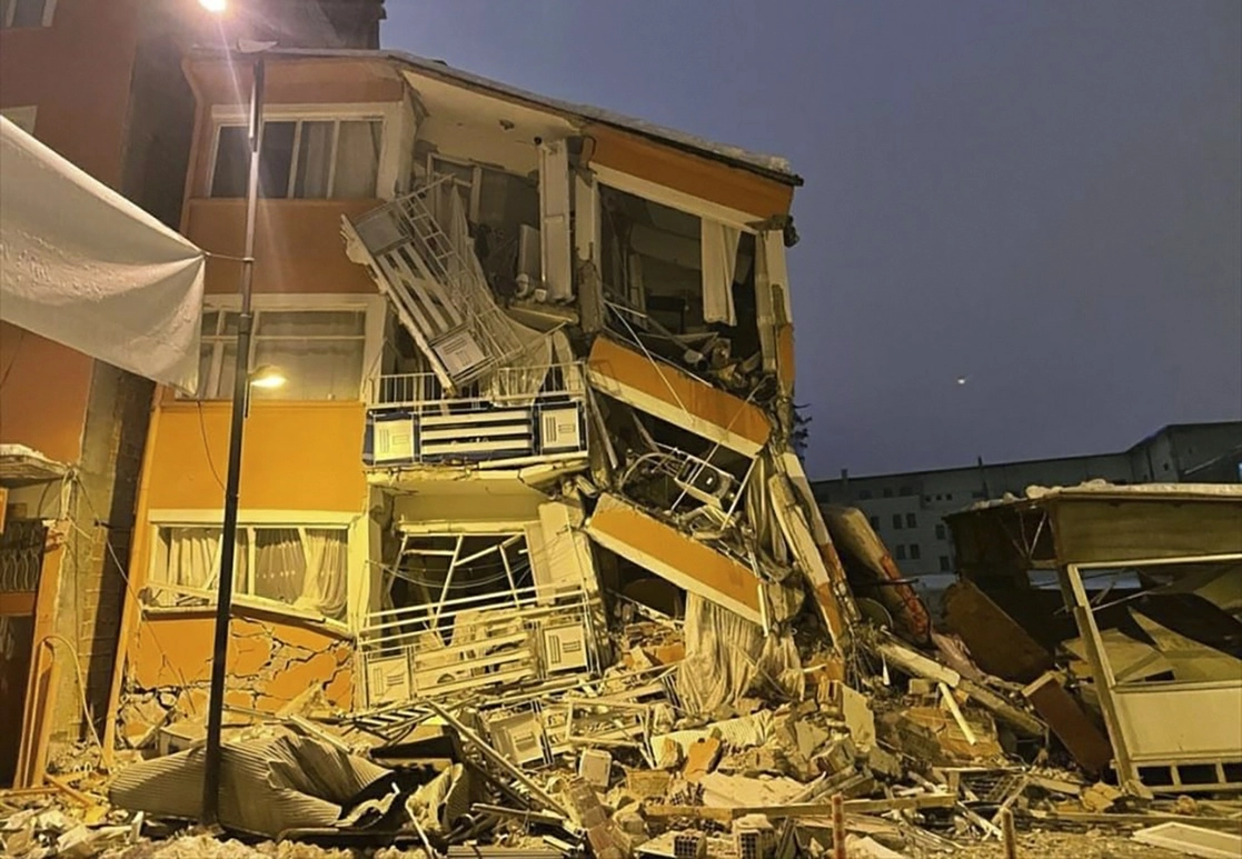 Edificio colapsado luego de un terremoto en Pazarcik, en la provincia de Kahramanmaras, en el sur de Turquía, la madrugada del lunes 6 de febrero de 2023. Foto Ap