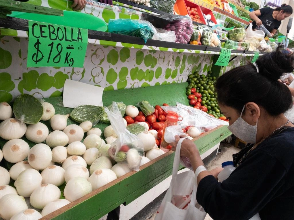 Venta de alimentos y productos en un mercado en la Ciudad de México, el 16 de mayo de 2022. Foto Pablo Ramos