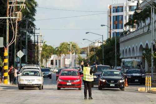 El gobierno yucateco anunció además el incremento de aforos en actividades económicas. Foto Foto Enrique Osorno / La Jornada Maya