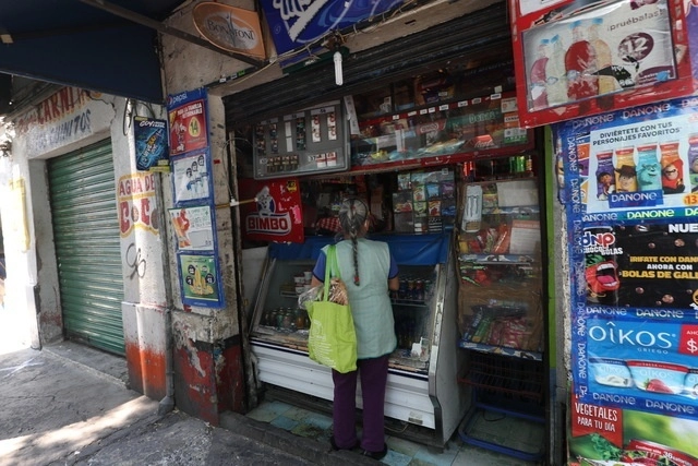 “Hemos visto que las familias mexicanas ya consumen solo lo necesario y van al día, adiós a la compra de la despensa para mínimo toda la semana”, dijo Cuauhtémoc Rivera. Foto Yazmín Ortega Cortés / Archivo