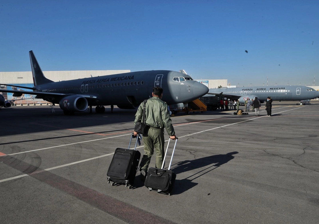 Boeing 737-800 del Escuadrón Aéreo 502 de la Fuerza Aérea Mexicana que va rumbo a Rumania para repatriar a mexicanos.
Foto Marco Peláez/  La Jornada



