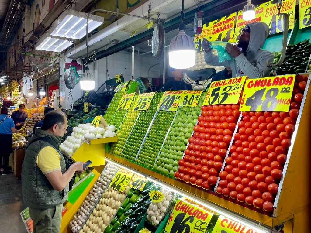 Los comerciantes aseguran que con la llegada de la primavera los productos nacionales bajarán de precio. Foto Roberto García Ortiz 