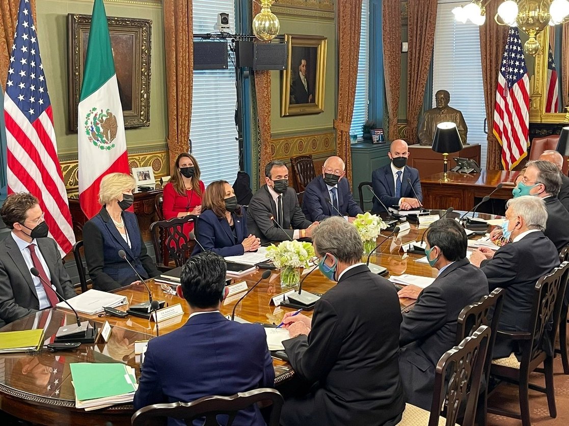 La vicepresidenta de Estados Unidos, Kamala Harris, y el presidente Andrés Manuel López Obrador, junto con sus respectivas comitiva, en Washigton, el 18 de noviembre de 2021. Foto tomada del Twitter de @PeterVelz46