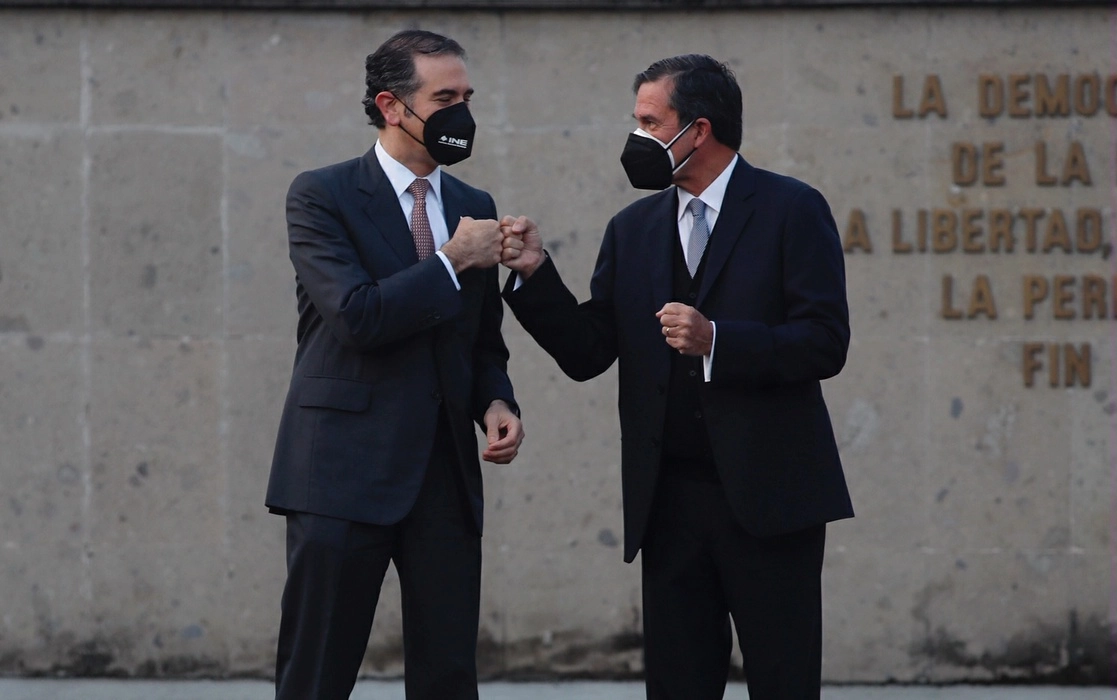 Lorenzo Córdova y Edmundo Jacobo, ayer en el INE durante la ceremonia para dar inicio a la consulta. Foto Cristina Rodríguez