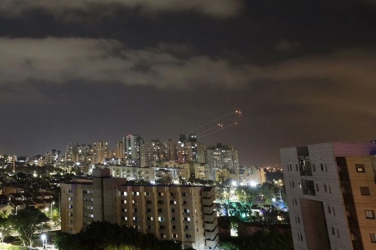 El sistema de defensa aérea de la Cúpula de Hierro de Israel (L) intercepta cohetes (R) lanzados desde la ciudad de Gaza el 13 de mayo de 2023, sobre la ciudad sureña de Ashkelon. Foto Afp