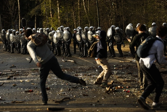 Asistentes a una fiesta en un parque de Bruselas, Bélgica se enfrentaron con policías cuando las autoridades quisieron disolver el evento. Foto Ap 