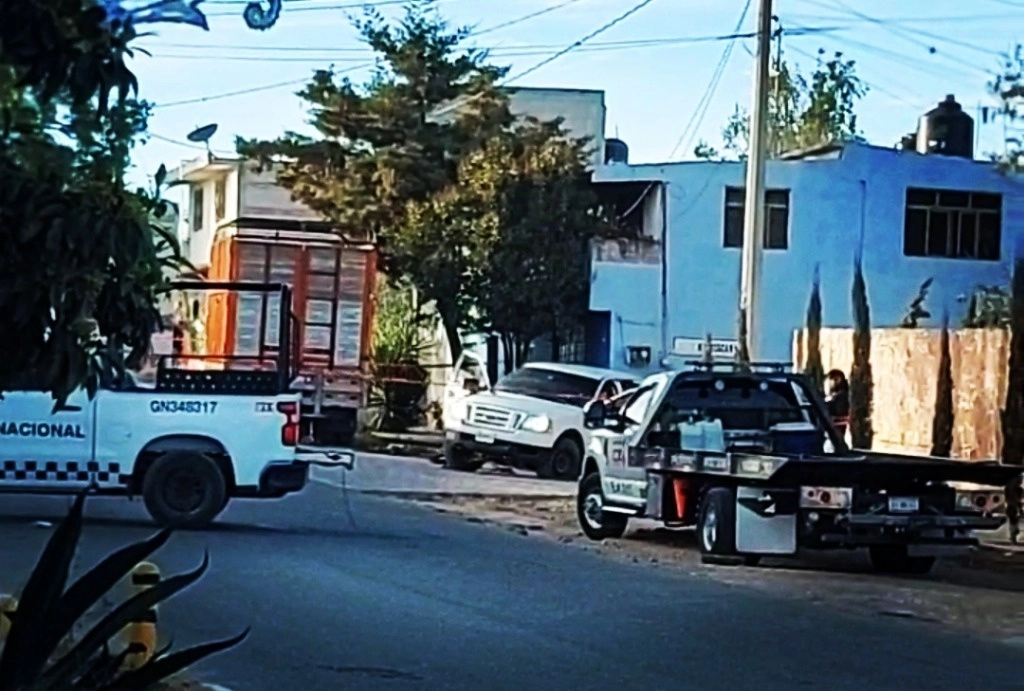 Un muerto, un herido y siete detenidos fue el saldo que dejó un enfrentamiento entre militares y un grupo armado en San Juan del Río, Querétaro. Foto La Jornada