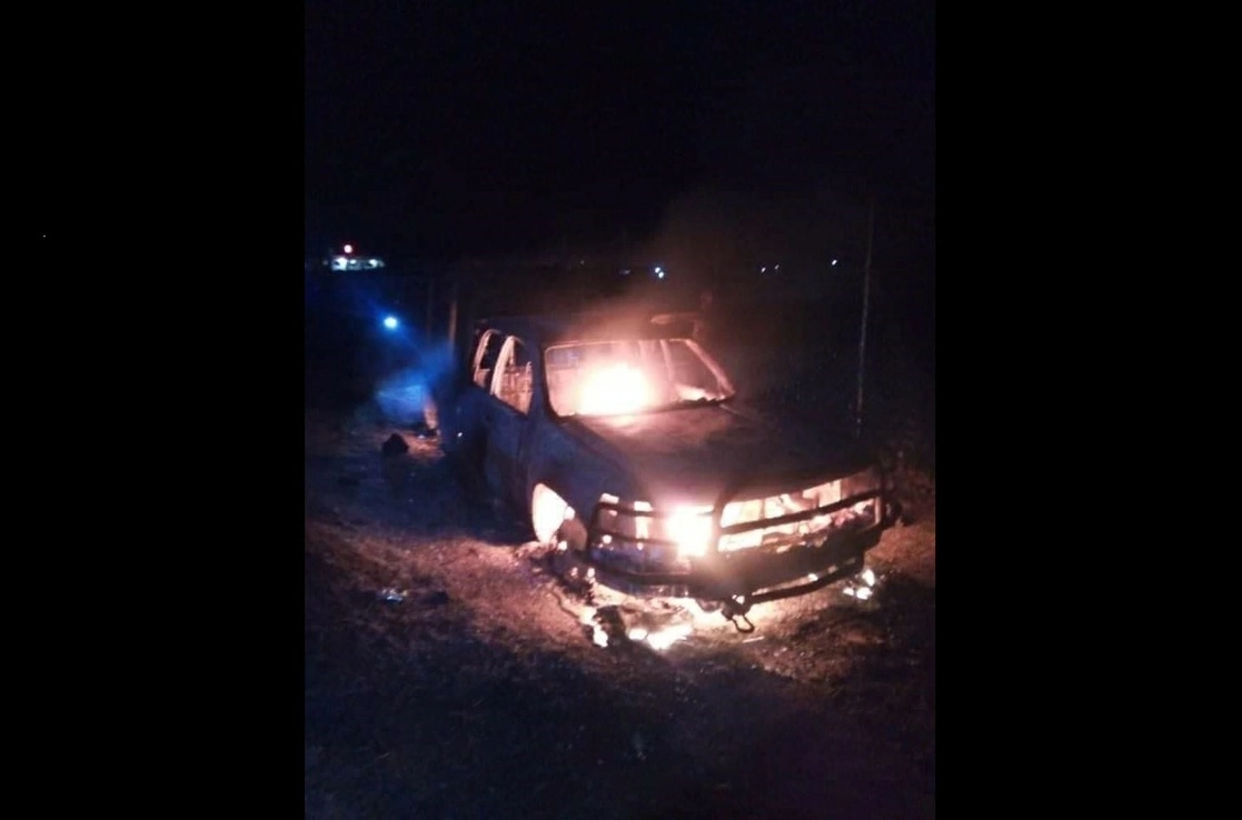 Habitantes de Segunda Lajas, en Singuilican, Hidalgo, incendiaron una camioneta de la Sedena. Foto ‘La Jornada’