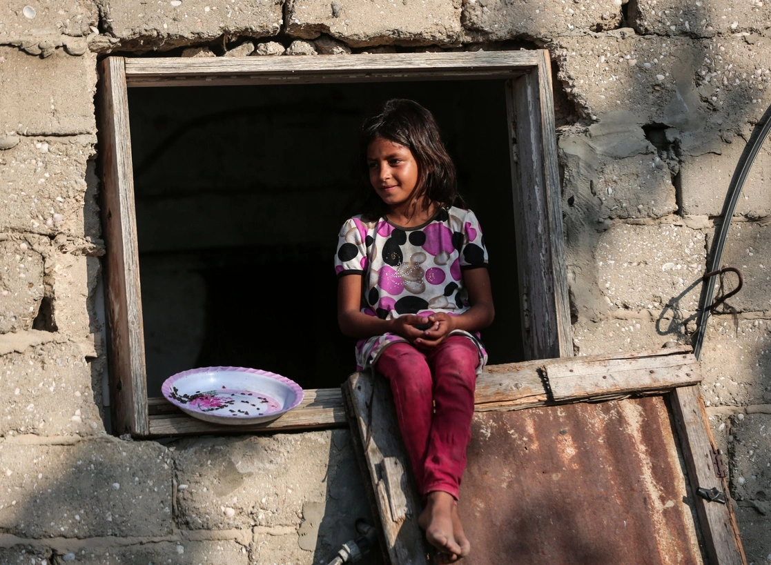 Una niña palestina en la ventana de una casa que se ubica cerca del campo de refugiados de Khan Younis, en el sur de la Franja de Gaza, el 29 de junio de 2021. Foto Xinhua