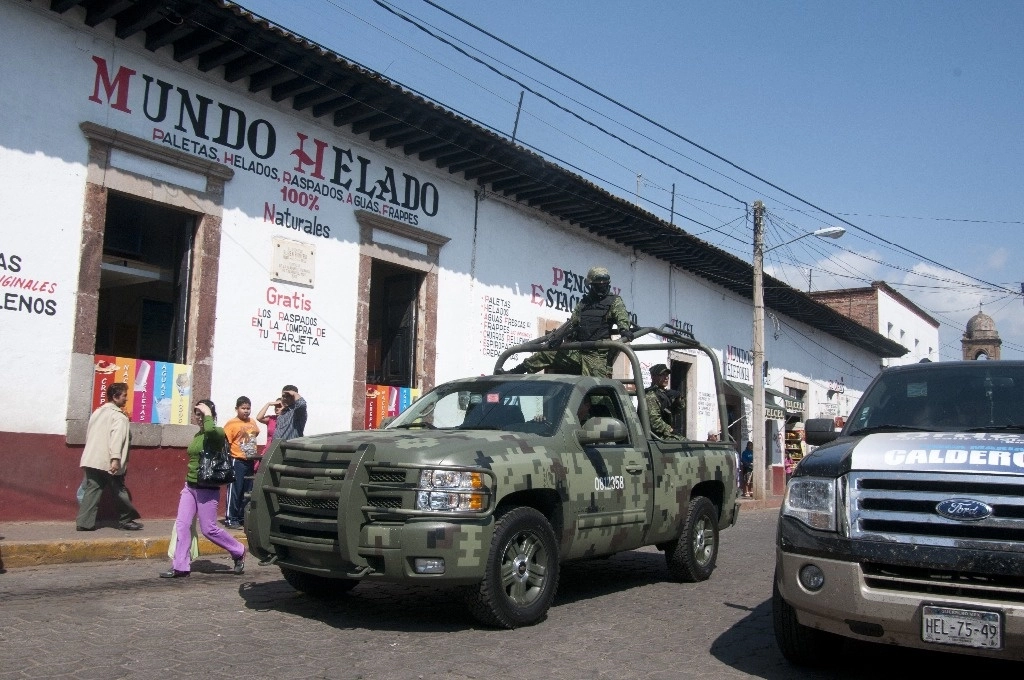 Elementos del Ejército Mexicano realizan un operativo en Tacámbaro, Michoacán. Foto Cuartoscuro