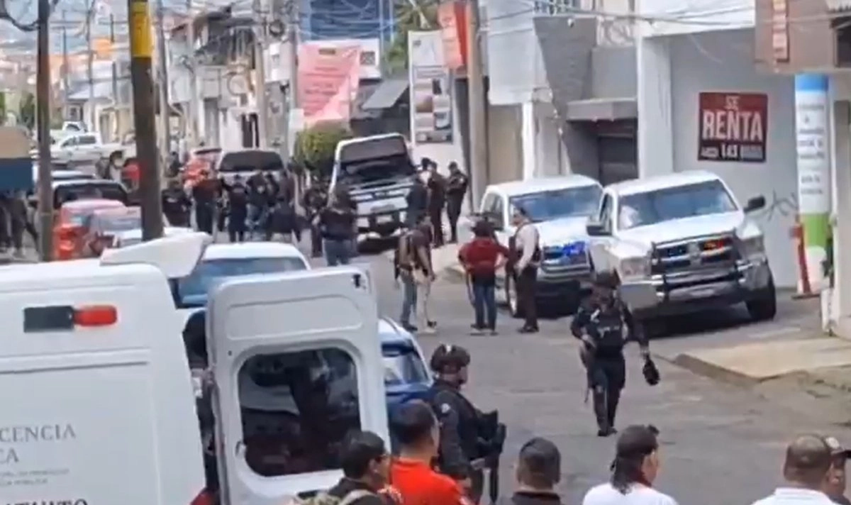 Un agente de la Fiscalía de Michoacán y un presunto delincuente resultaron heridos durante un tiroteo que se registró en la zona céntrica de la ciudad de Uruapan. Foto 
