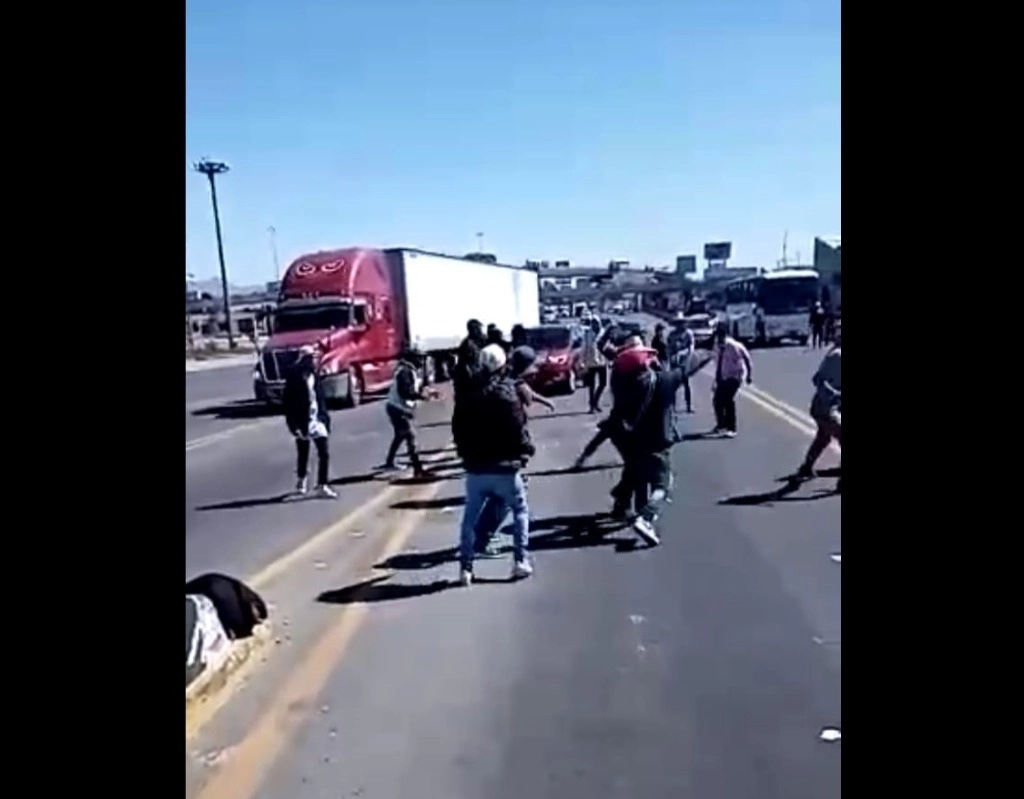 Dos grupos se enfrentaron a golpes por el control de la caseta de peaje de Tepotzotlán, en la autopista México-Querétaro. Foto La Jornada
