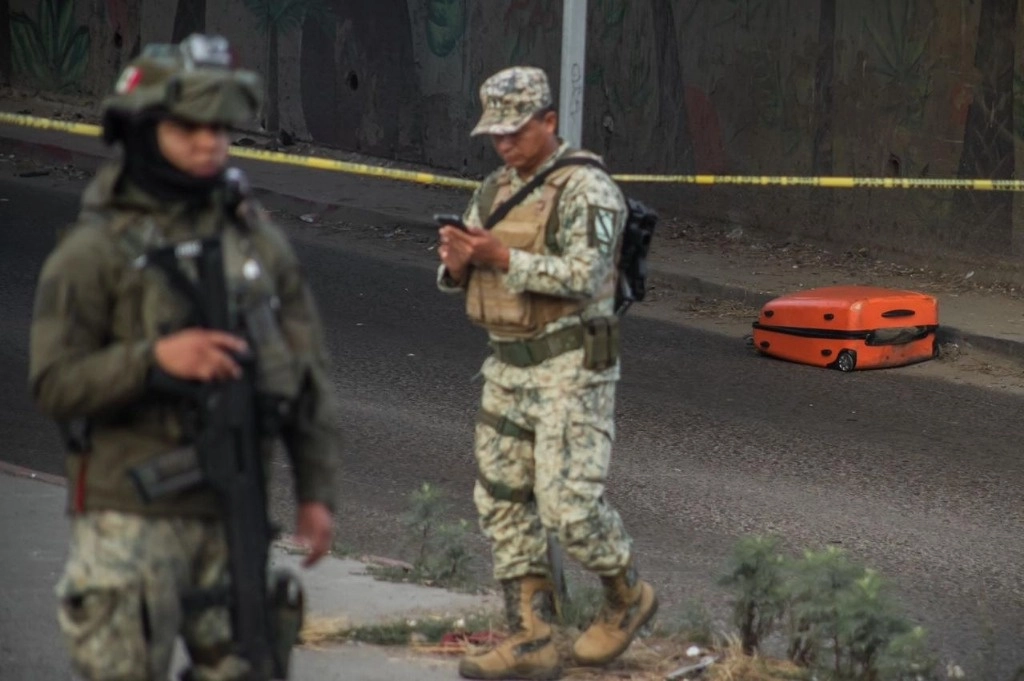 Una maleta que contenía el cuerpo de una mujer fue arrojada desde una camioneta en movimiento el 13 de agosto pasado, cerca del libramiento Rosas Magallón, en Tijuana, Baja California. Foto Chris Noyola / ‘La Jornada Baja California’