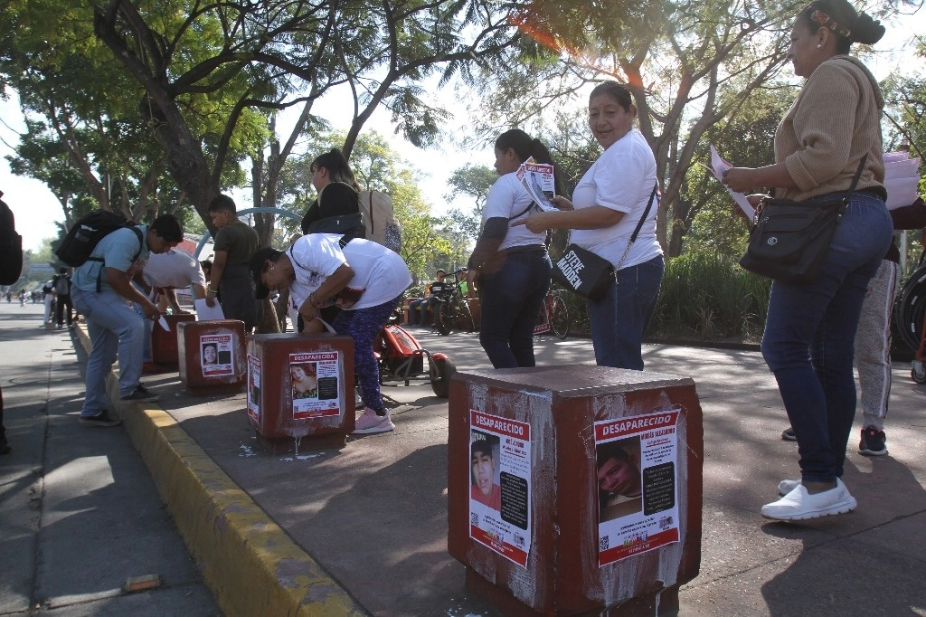 Integrantes del colectivo Luz de Esperanza por Nuestros Desaparecidos Jalisco colocaron el domingo pasado cédulas de búsqueda a lo largo de la avenida Juárez-Vallarta, en Guadalajara, capital de esa entidad. Foto Arturo Campos Cedillo