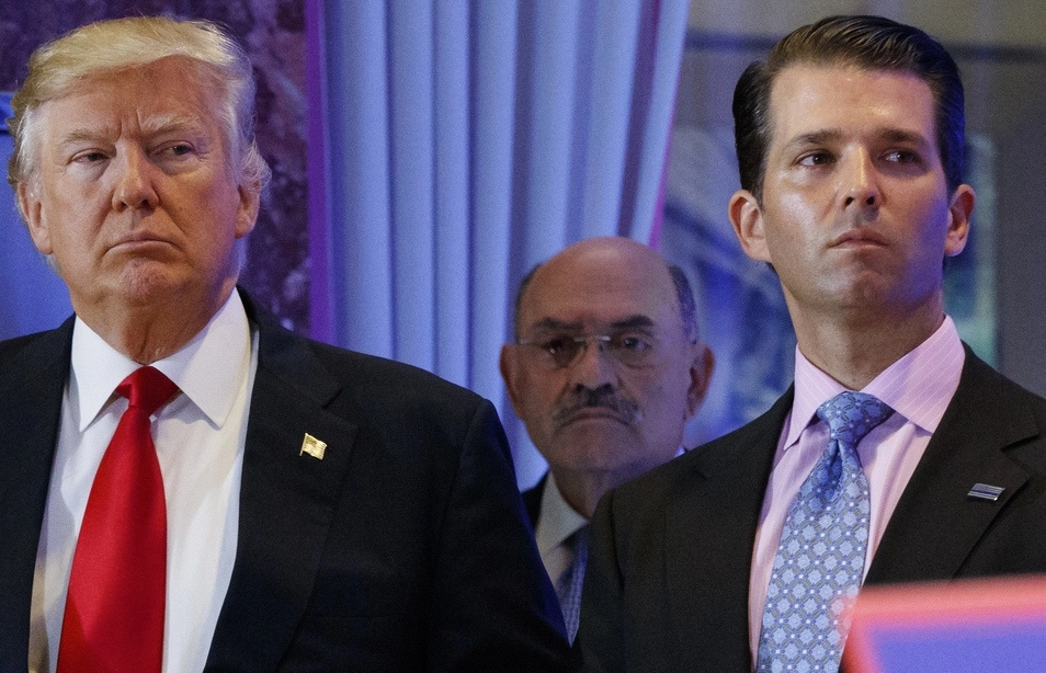 El entonces presidente electo Donald Trump (izq) con su director financiero Allen Weisselberg (c) y su hijo Donald Trump Jr. (der), durante una conferencia de prensa en la Torre Trump en Nueva York, el 11 de enero de 2017. Foto Ap
