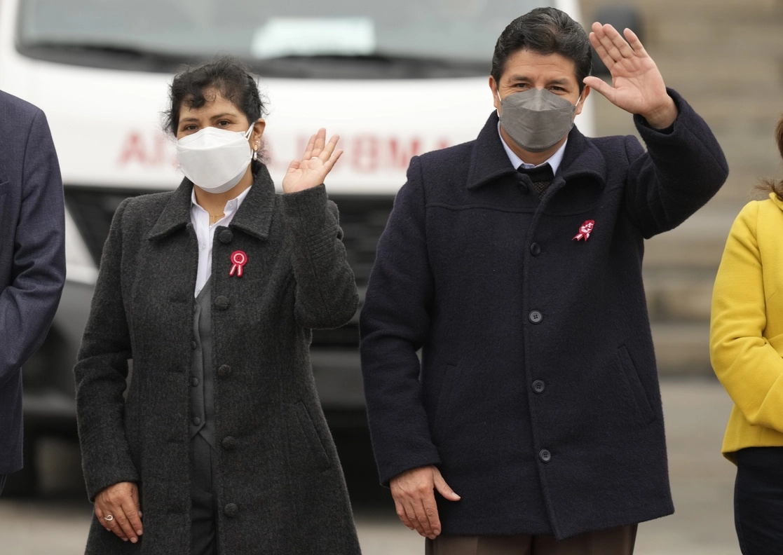 El presidente de Perú, Pedro Castillo, y su esposa Lilia Paredes, en Lima, el pasado 21 de julio pasado. Foto Ap
