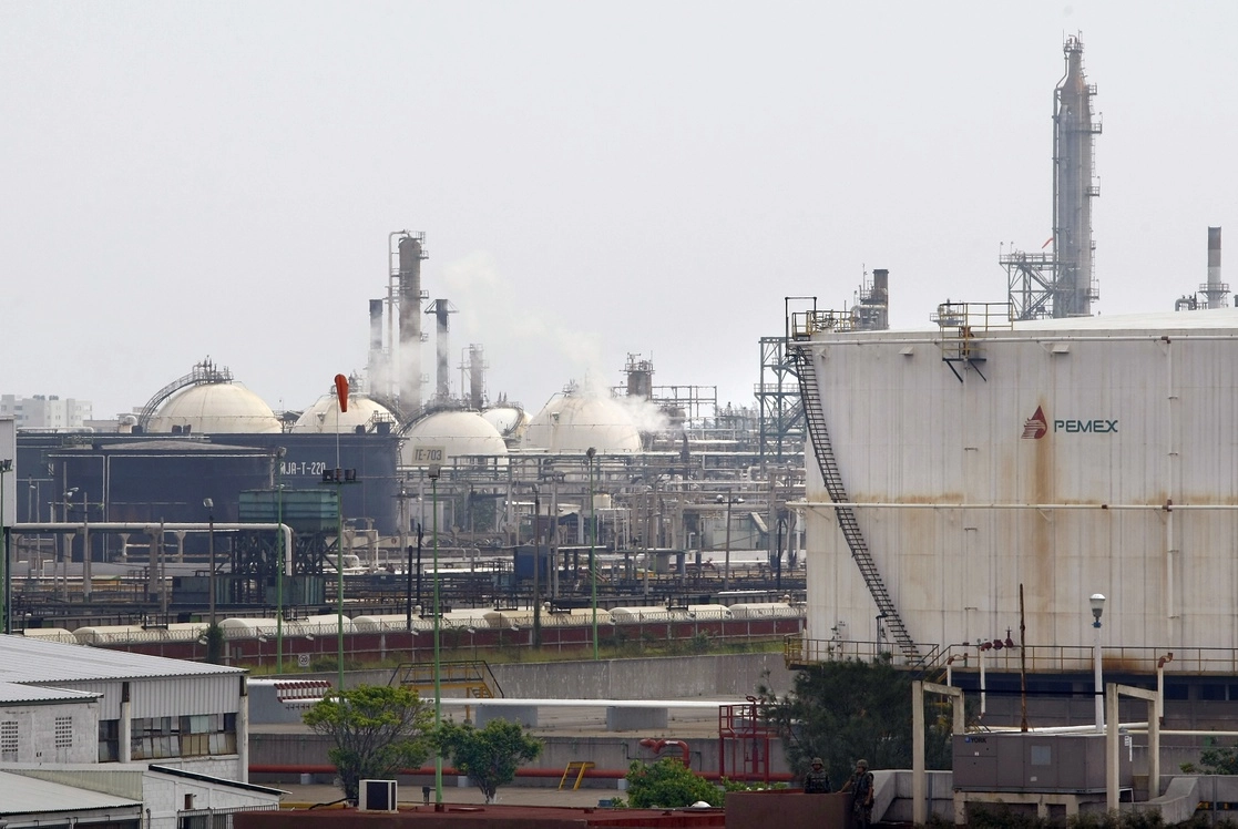 Los ingresos de Pemex en 2021 (un billón 49 mil 699 millones de pesos) superaron los de las mayores empresas privadas del país. Foto Marco Peláez / Archivo